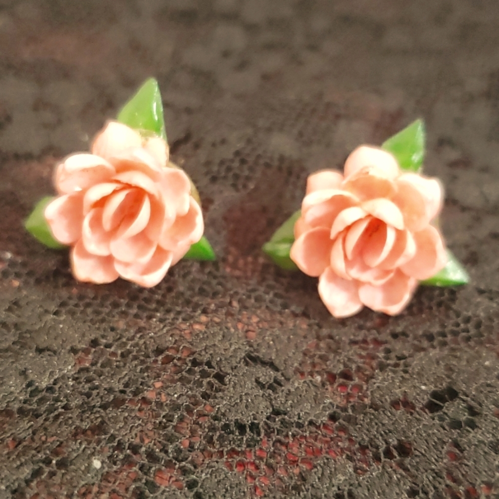 Vintage seashell flower earrings screw back